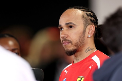 Lewis Hamilton em seu carro da Ferrari de Fórmula 1