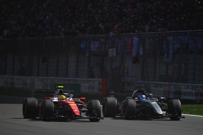 Lewis Hamilton em Ferrari, George Russell em Mercedes