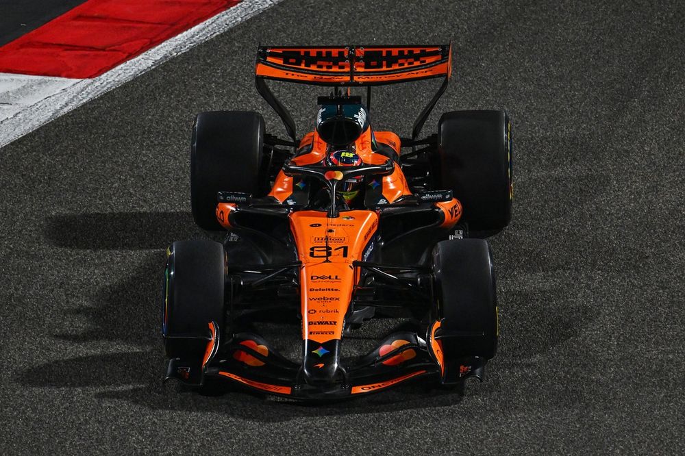 Oscar Piastri em seu McLaren em pista