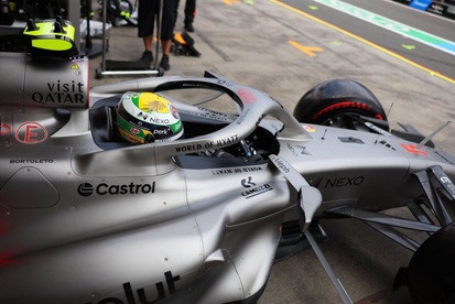 Gabriel Bortoleto com o carro da equipe Audi