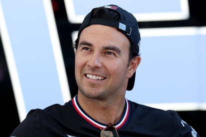 Sergio Perez em um carro de corrida Cadillac