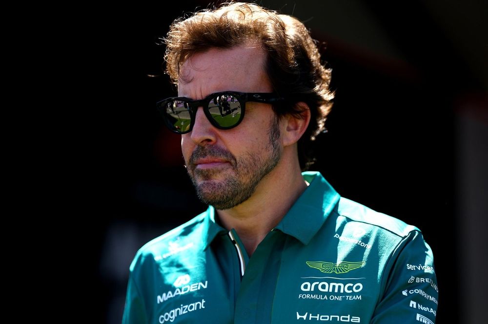 Fernando Alonso no cockpit da Aston Martin durante uma corrida de Fórmula 1