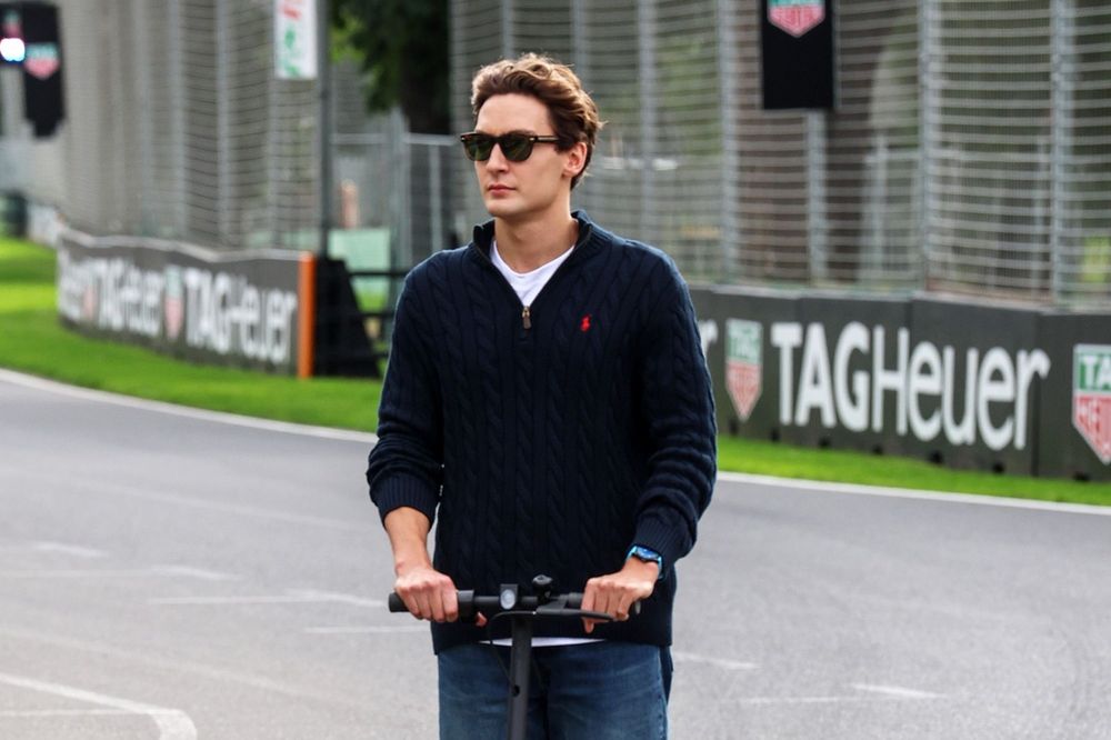 George Russell com uniforme da Mercedes no paddock da Fórmula 1