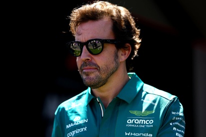 Fernando Alonso em ação com o carro da Aston Martin na Fórmula 1