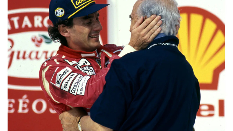 Close-up do relógio Omega Tresor de Juan Manuel Fangio, destacando o mostrador e o design clássico