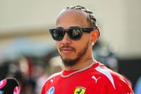 Lewis Hamilton em seu carro de Fórmula 1