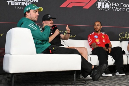 Lewis Hamilton e Max Verstappen na pista