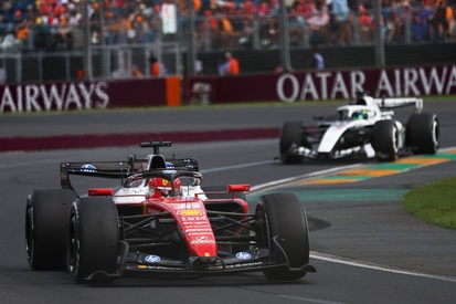 Carro de Fórmula 1 da Ferrari na pista