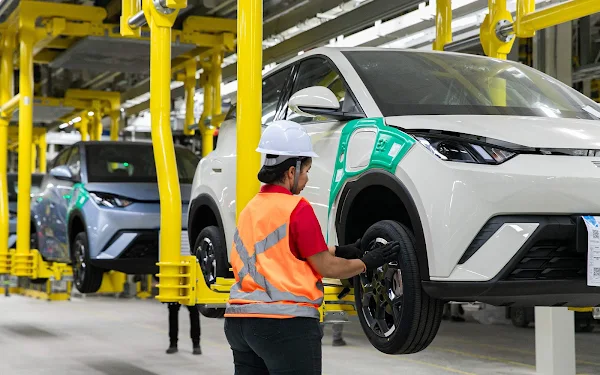 Trabalhadores na linha de montagem da BYD em Camaçari