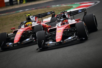 Charles Leclerc e Lewis Hamilton na pista