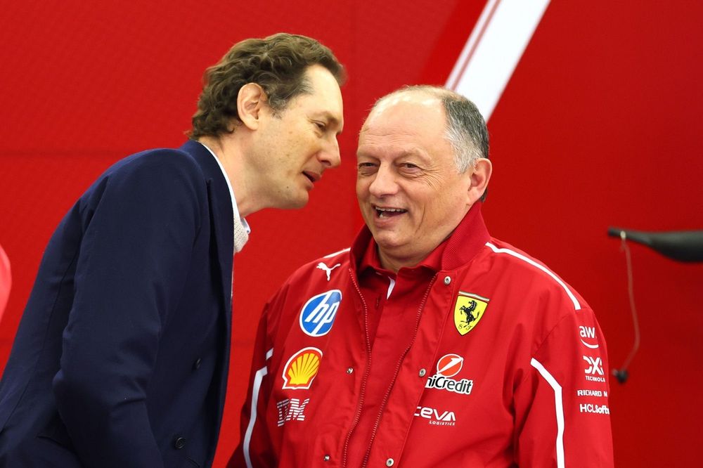 John Elkann, Presidente da Ferrari, ao lado de Frédéric Vasseur, chefe da equipe de F1.