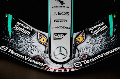 Carro da Mercedes-AMG Petronas F1 Team em ação na pista.