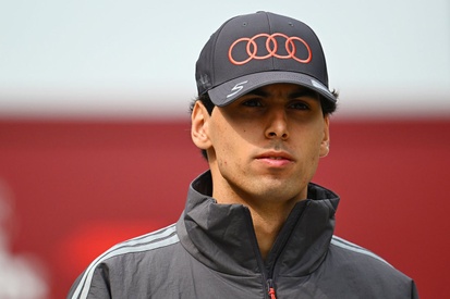 Gabriel Bortoleto com uniforme da equipe Audi F1, em ambiente de paddock.