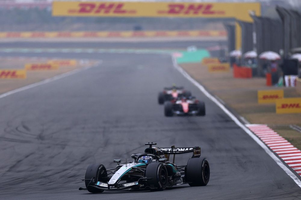 George Russell em seu Mercedes W17 na pista durante o GP de Xangai 2026