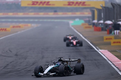 George Russell guiando o Mercedes W17 no circuito de Xangai