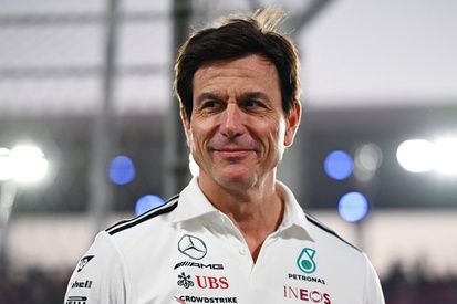Toto Wolff, chefe da equipe Mercedes, acompanha a corrida