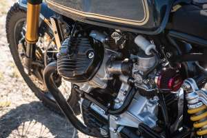 Detalhes do painel e guidão customizados com componentes Motogadget