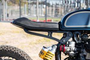 Honda CX500 customizada, vista traseira com lanterna LED integrada
