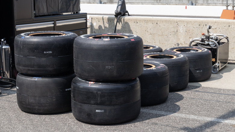Pneus Firestone Firehawk sendo montados em rodas da IndyCar