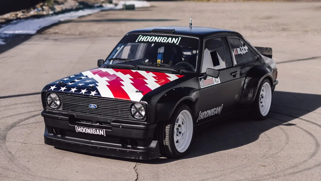 Ford Escort 1978 de Ken Block em ação, vista frontal com fumaça dos pneus