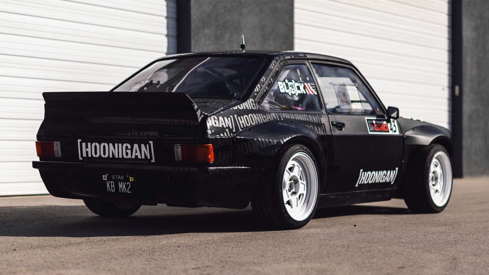 Interior do Ford Escort 1978 de Ken Block com gaiola de proteção e bancos esportivos