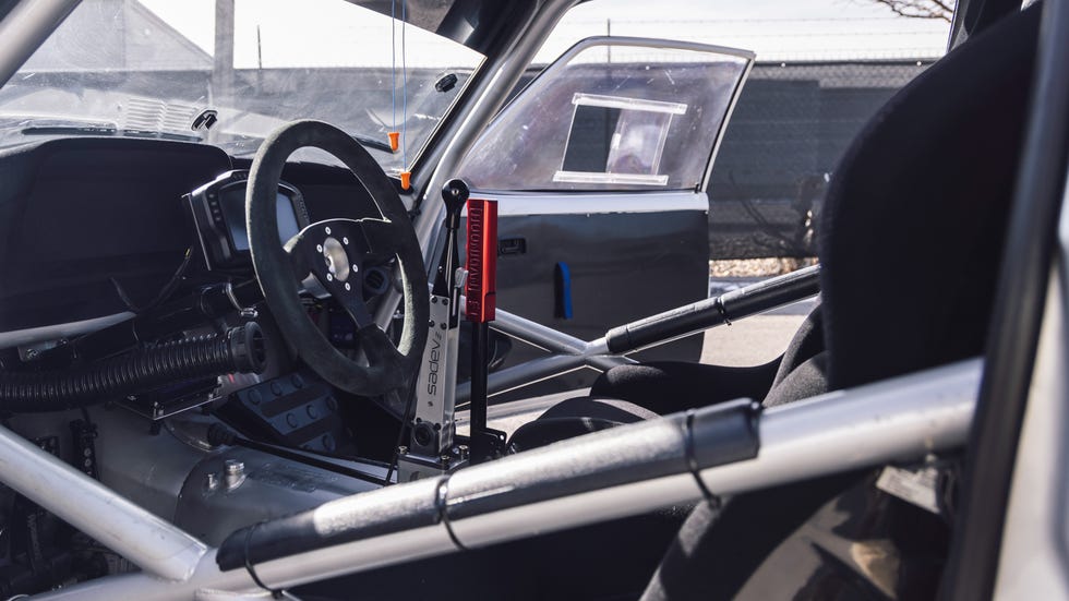 Ford Escort 1978 de Ken Block em vista lateral, com rodas de rally brancas
