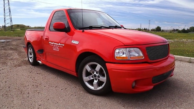 Ford F-150 SVT Lightning, picape esportiva vermelha em um estacionamento