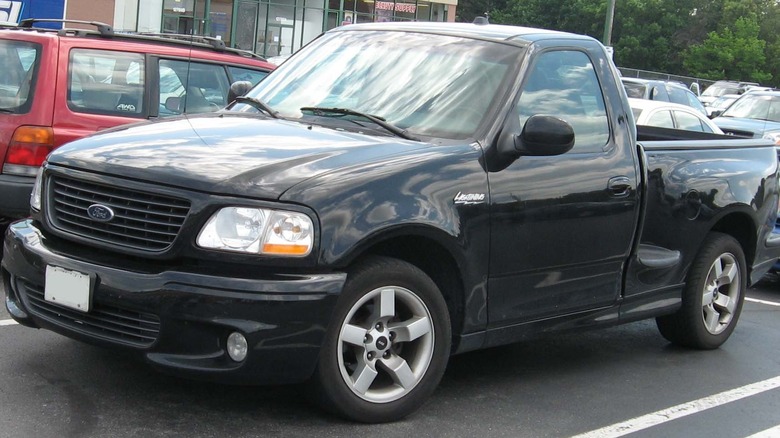 Ford F-150 SVT Lightning de segunda geração, picape esportiva azul, em movimento