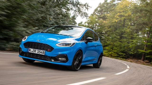 Ford Fiesta ST 2020 em movimento, demonstrando seu design esportivo.