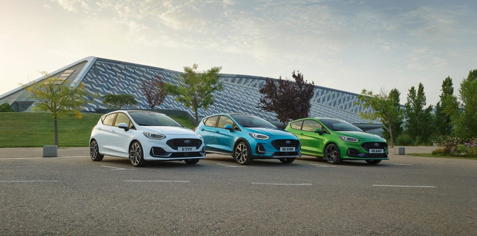 Linha de modelos Ford Fiesta 2021, exibindo diferentes versões e cores.