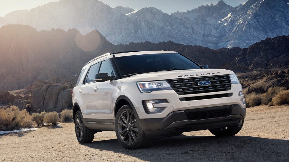 Detalhe da roda e suspensão traseira do Ford Explorer Sport 2017