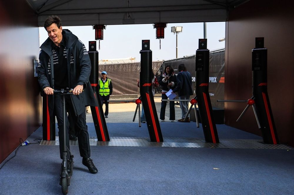 Toto Wolff, chefe da Mercedes, durante entrevista sobre a Fórmula 1 2026