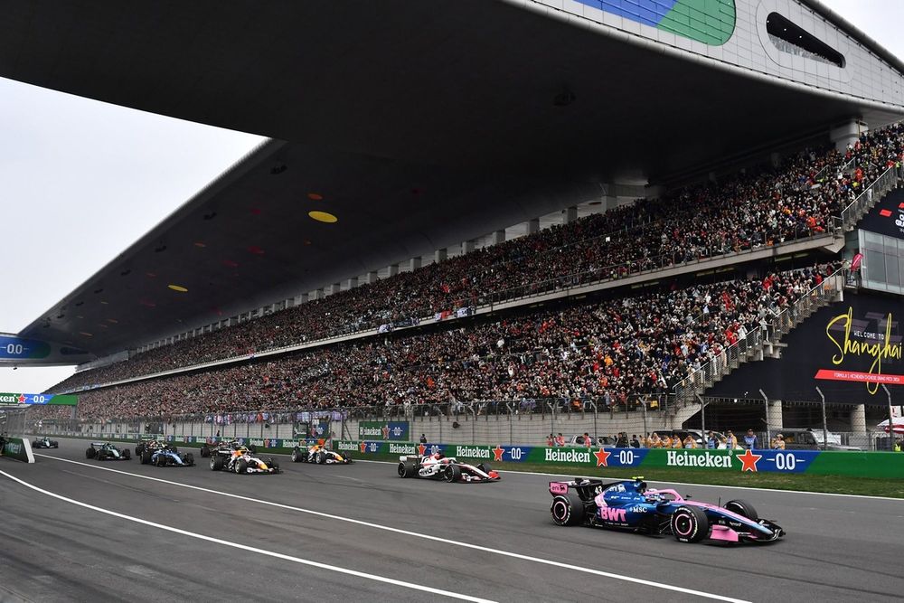Esteban Ocon pilotando carro de Fórmula 1 da Haas