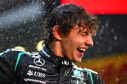 Andrea Kimi Antonelli em seu carro de Fórmula 1 da Mercedes
