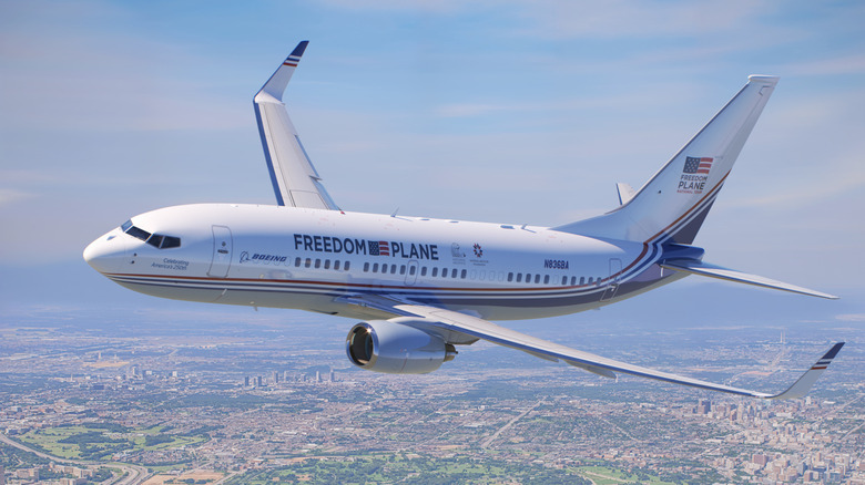 Exterior de um Boeing 737-7BC com grafismos comemorativos do Freedom Plane