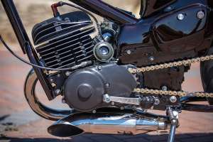 Detalhe da roda traseira e do braço de torque articulado da Honda C70 customizada