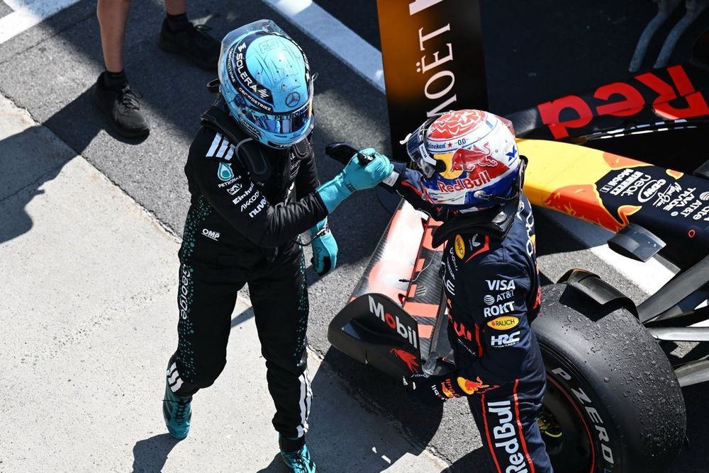 Max Verstappen pilotando um carro de Fórmula 1 da Red Bull Racing