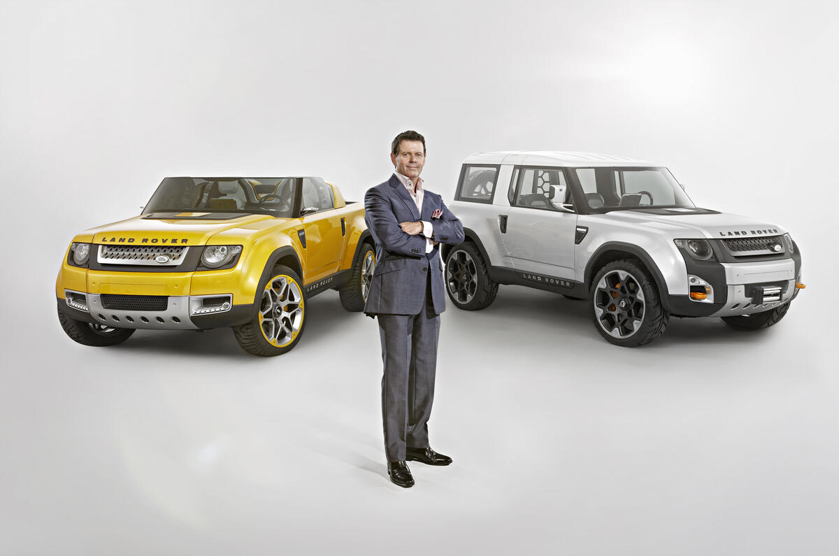 Gerry McGovern ao lado do conceito Land Rover DC100, protótipo que antecipou o design do novo Defender.