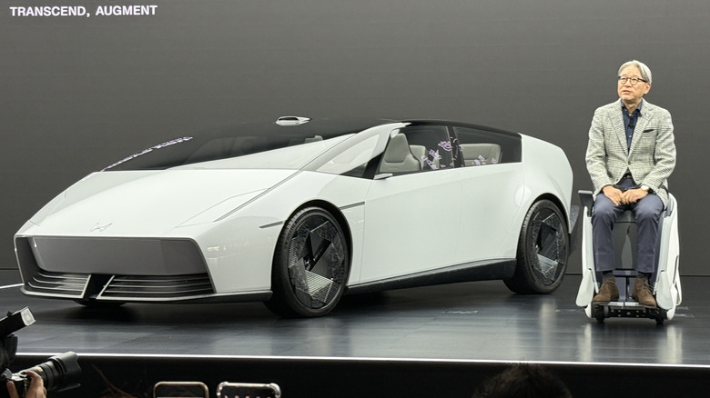 Painel de um carro elétrico com informações de bateria e autonomia