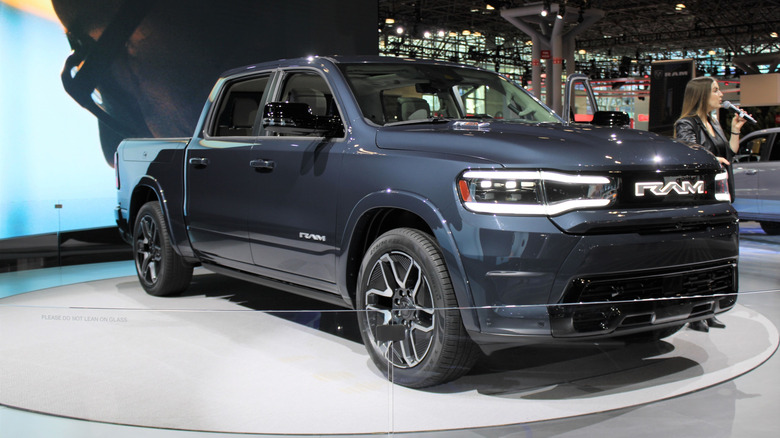 Imagens de veículos elétricos Ford F-150 Lightning e Ram 1500 REV
