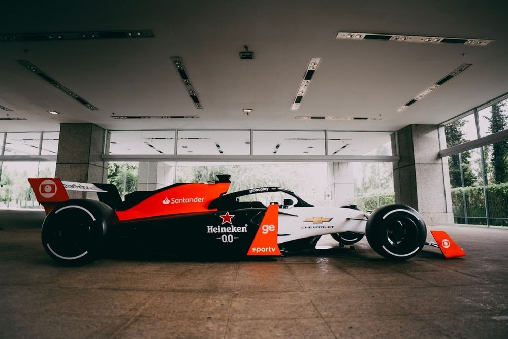Réplica de carro de Fórmula 1 exposta no metrô de São Paulo