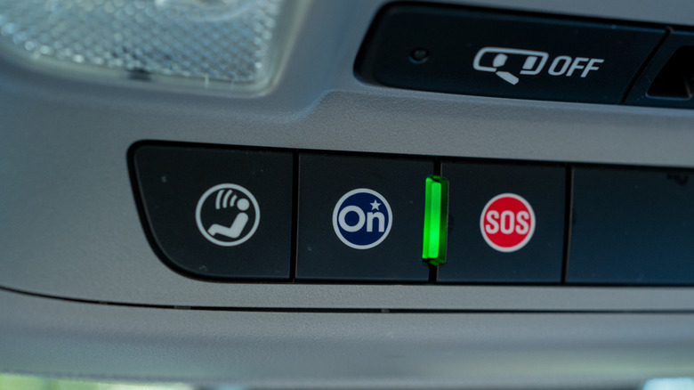 Logo da OnStar, sistema de telemática da General Motors, sob um fundo de dados digitais