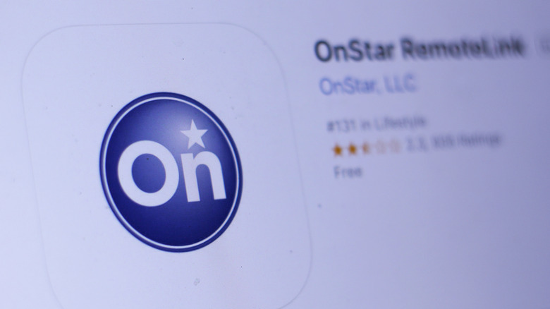 Um carro Chevrolet com a marca OnStar na tela de infoentretenimento, simbolizando a coleta de dados