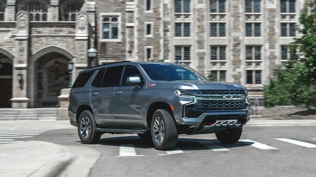 Chevrolet Tahoe Z71 em vista lateral, com rodas off-road e pintura escura