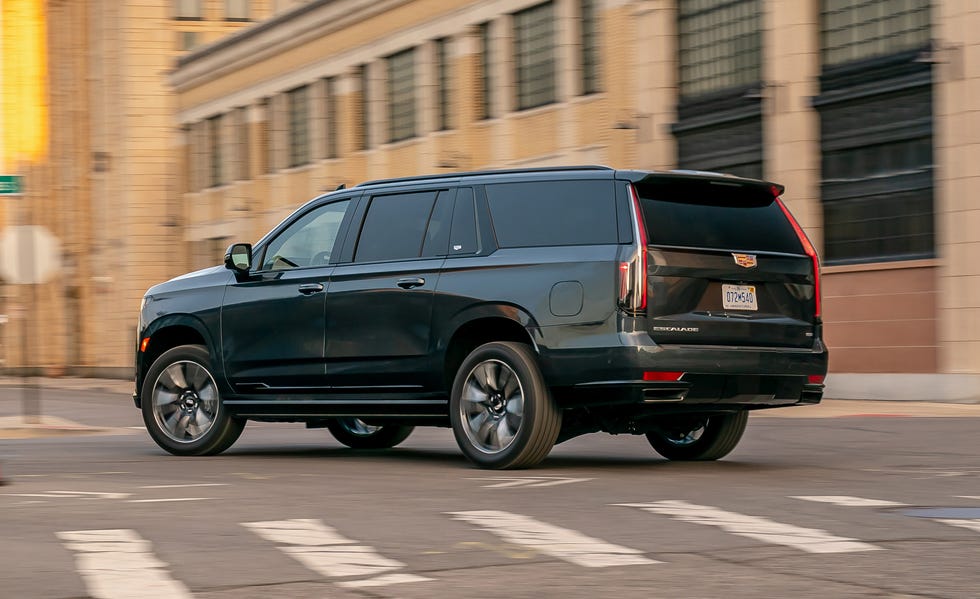 Cadillac Escalade ESV em vista frontal e lateral, cor preta