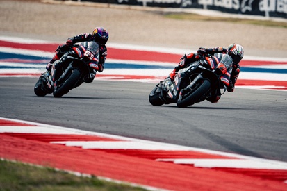Jorge Martín em sua moto Aprilia em alta velocidade na pista