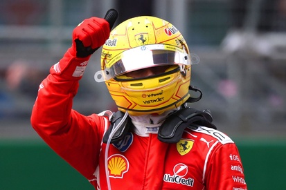 Lewis Hamilton, piloto da Ferrari, celebra no pódio do GP da China