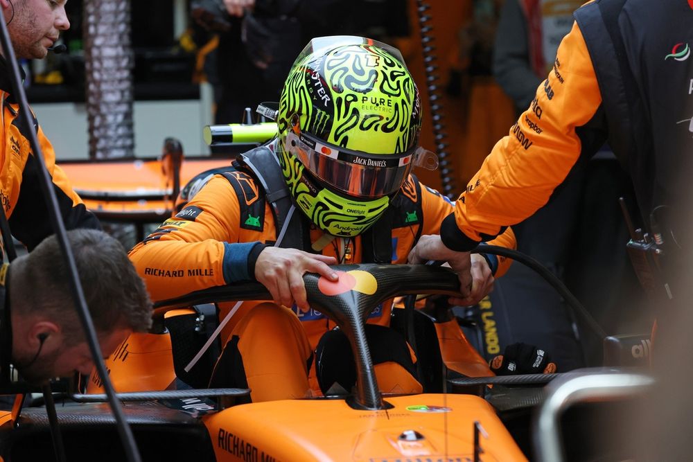 Lando Norris, piloto da McLaren, em pit stop no GP da China