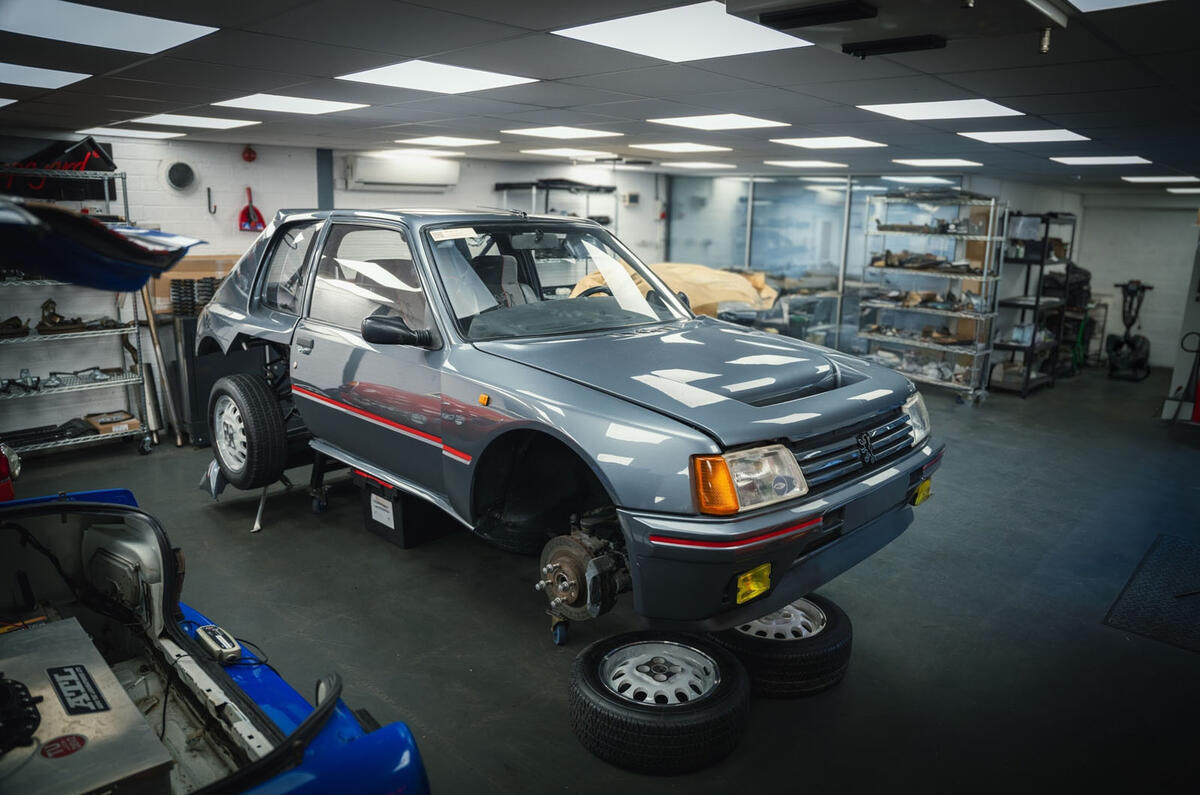 Chris Tolman, especialista em restauração de carros do Grupo B, ao lado de um Peugeot 205 T16.