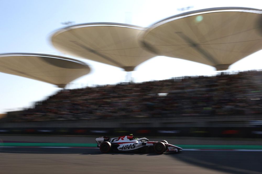 Oliver Bearman ao volante de um carro da Haas F1 Team